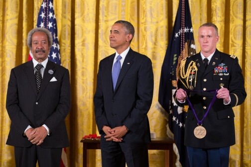 Allen Toussaint při přebírání Národní medaile za umění v roce 2013 (na snímku s prezidentem Obamou)