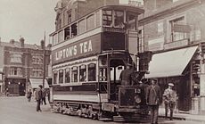 Divstāvu tramvajs Londonā, 1910. gads. Divstāvu tramvaji bija ierasta lieta Lielbritānijā un Dublinā, pirms pagājušā gadsimta 50. un 60. gados tramvaju līnijas tika likvidētas.
