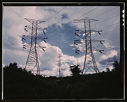 Linee ad alta tensione che trasmettono elettricità