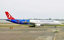 Das Flugzeug von Turkish Airlines, das mit den Emblemen der UEFA EURO 2016 geschmückt ist.