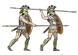Hoplitler iki saldırı pozisyonunda, hem el üstü hem de el altı hamleleriyle gösterilmiştir.