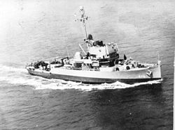 Pogromca min amerykańskiej marynarki wojennej USS Pivot w Zatoce Meksykańskiej na próby morskie w dniu 12 lipca 1944 r.