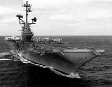 O Congresso autoriza gastos de defesa como a compra do USS Bon Homme Richard.