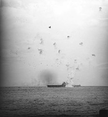 Et foto taget fra Washington viser en eksplosion på Enterprise fra en kamikaze.  