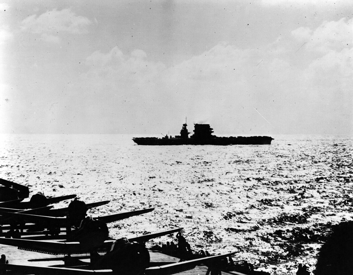 Yorktown (voorgrond) en Lexington draaien om onder een heldere hemel te water te gaan op 8 mei.  