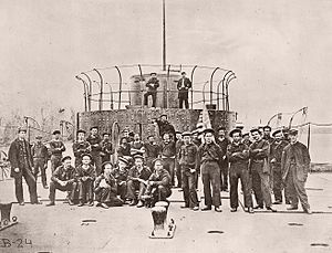 Foto av besättningen på USS Monitor, 1862. Besättningen bestod av svarta sjömän och sjömän födda i bland annat Skottland och Wales.