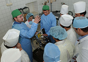 Anästhesist der U.S. Army, der den Gebrauch eines Anästhesiegerätes in einem mobilen Krankenhaus in Fergana, Usbekistan, unterrichtet