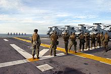 Trening Marines USA na amfibijnym statku szturmowym.