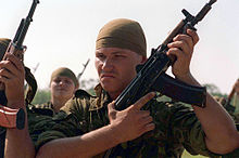 Ukraiński Marine pokazujący AKS-74U.
