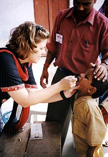 Et barn i Indien bliver vaccineret mod polio.  