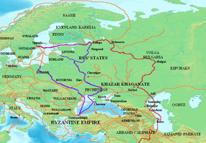 Karte mit den wichtigsten varangischen Handelsrouten: die Wolga-Handelsroute (in rot) und die Handelsroute von den Warägern zu den Griechen (in violett). Andere Handelsrouten des achten bis elften Jahrhunderts in orange dargestellt.