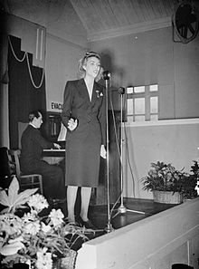 Lynn dainuoja šaudmenų gamykloje 1941 m.