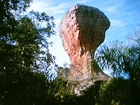 Státní park Vila Velha s velkými skalními útvary vytvarovanými erozí způsobenou deštěm a větrem.