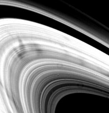 Spițele din inelele lui Saturn, fotografiate de Voyager 2  