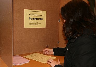 Σήμερα, οι εκλογές στη Γερμανία είναι η επιλογή μίας από πολλές επιλογές (ή υποψηφίους). Η ανακοίνωση λέει στους ψηφοφόρους να "διπλώσουν κάθε ψηφοδέλτιο πολλές φορές και να το παραδώσουν ξεχωριστά".