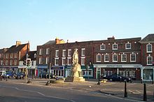 Pohled na centrum města Wantage, 2004. Socha Alfréda Velikého stojí na náměstí Market Place, které je kromě tržních dnů využíváno jako parkoviště.  