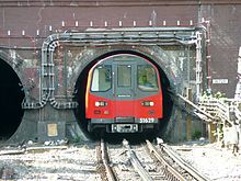 Il soprannome "the Tube" deriva dai tunnel circolari che alcuni treni utilizzano. Il "treno della metropolitana" mostrato è in un tunnel vicino alla stazione centrale di Hendon, Londra.