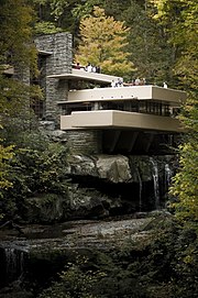 Fallingwater a lui Frank Lloyd Wright, casa de deasupra cascadei.  