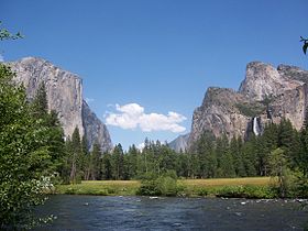 Vista sulla Yosemite Valley dal fiume Merced, affluente del fiume San Joaquin