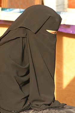 Una mujer saudí con el tradicional niqab.