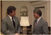 Senator Ted Kennedy og Carter i 1977. Kennedy skulle senere blive Carters primære udfordrer i 1980.