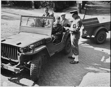 Zivile Fototechniker (hinten im Jeep), die für das Spionageabwehrkorps arbeiten, werden an einem Kontrollpunkt in Potsdam, Deutschland, ausgewiesen (14. Juli 1945)