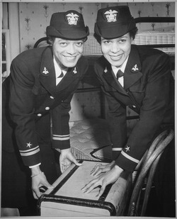 Leutnant Harriet Ida Pickens und Ens. Frances Wills, die erste afroamerikanische Welle, die in Auftrag gegeben wurde. Sie waren Mitglieder der letzten Abschlussklasse an der USNR Midshipmen's School (WR) Northampton, Massachusetts, am 21. Dezember 1944.
