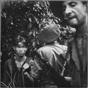 Fremdenlegionäre mit einem mutmaßlichen Unterstützer der Viet Minh