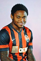 Luiz Adriano, del Shakhtar, se convirtió en el primer jugador que marca tres goles en partidos consecutivos de la fase de grupos de la Liga de Campeones, ambos contra el BATE Borisov.  