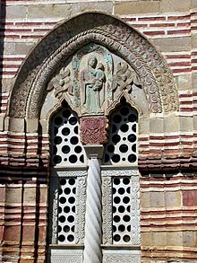 Byzantine churches of the late phase are characterized by their polychromatic facades and ornamental design of friezes, window frames and rosettes. The biforium of the Kalenić monastery church is particularly richly decorated.