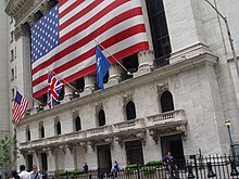 La Bolsa de Nueva York, en Wall Street, es en gran medida la mayor bolsa del mundo por capitalización bursátil de sus empresas cotizadas, con 23,1 billones de dólares en abril de 2018.  